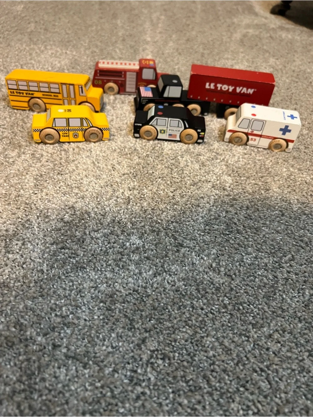 Le toy wooden vehicle